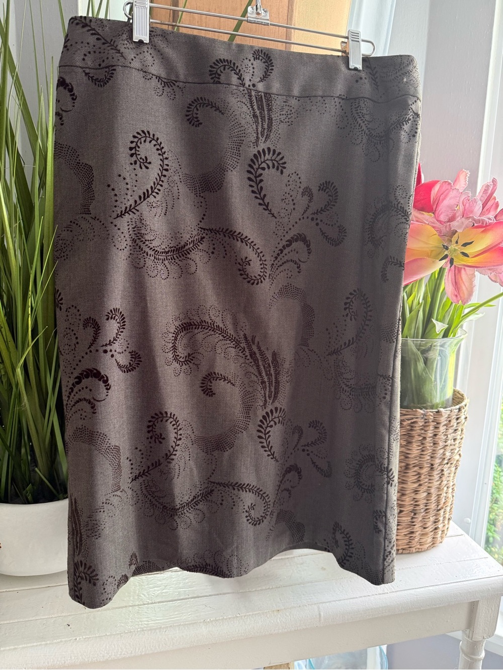 Bob Mackie Pencil Skirt Size 12 Narrow Fit Stretch Grey Paisley Design Zippered